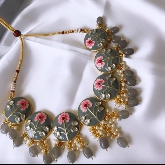 Grey floral necklace set with earrings - Picture 1 of 2